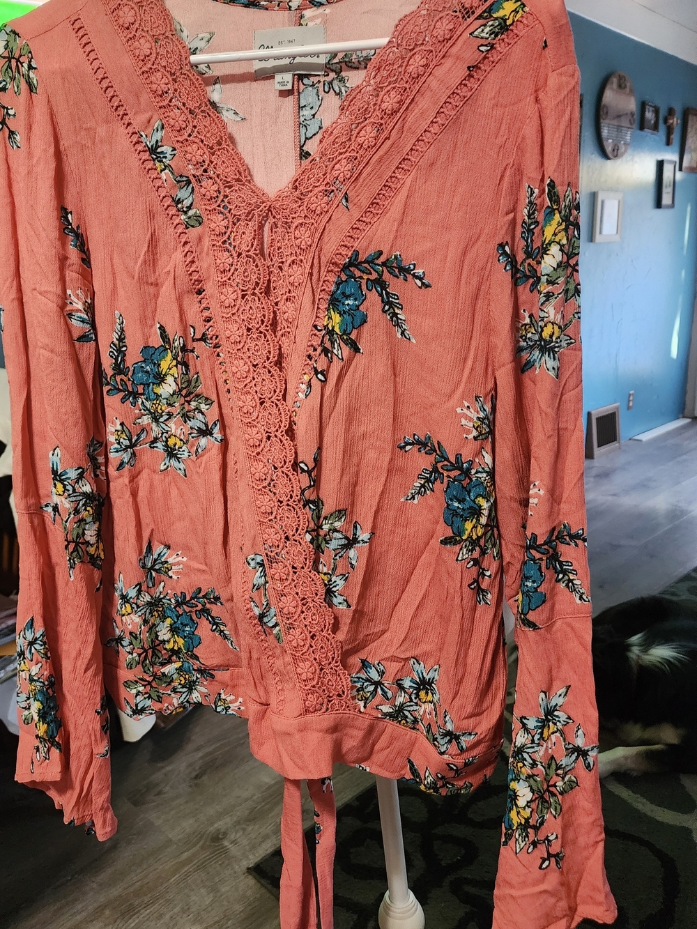 Wrangler Coral Floral Lace-Trim V-Neck Tie Front Top Sz Lrg